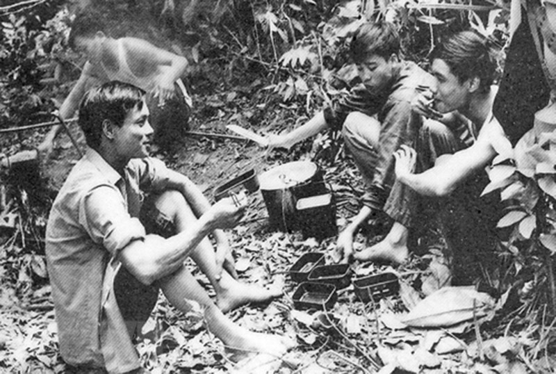 1972年，越通社为150名干部、记者技术人员开设培训班（GP 10）。参加GP 10培训班的记者们在休息。图自越南通讯社图片资料库