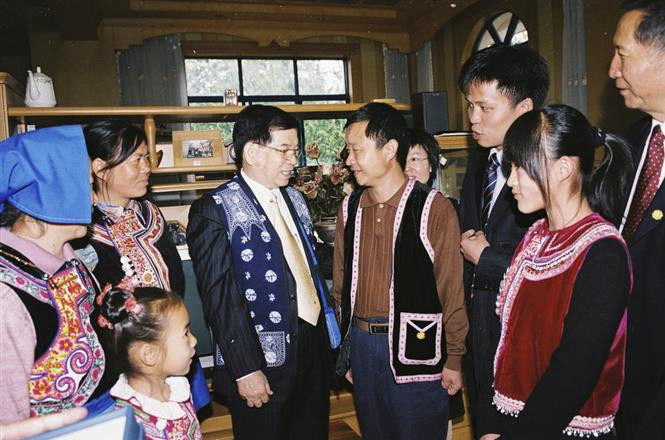2007年5月，越南国家主席阮明哲看望慰问云南省昆明市西山郡经济优秀典范农民郎利明家庭。（图自越通社）