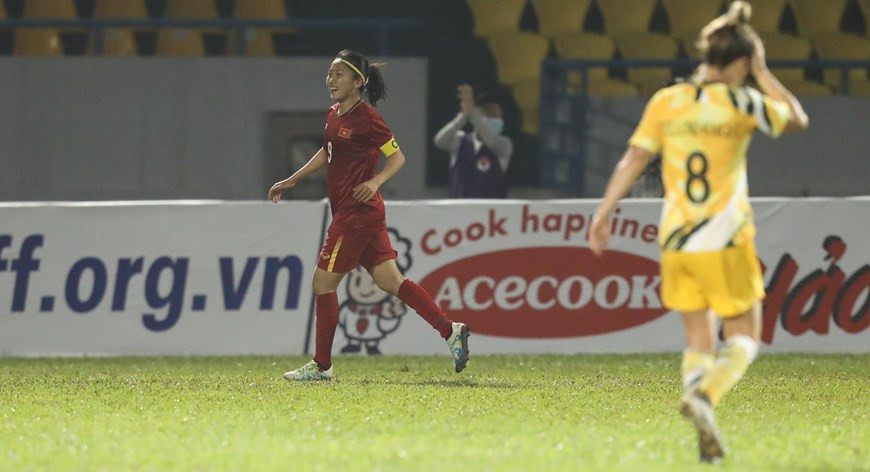 在下半场，越南队的球员们的表现更加出色。第55分钟，黄茹禁区外右脚射门，将球送入右下角，越南扳回一分，1-2。图自越通社