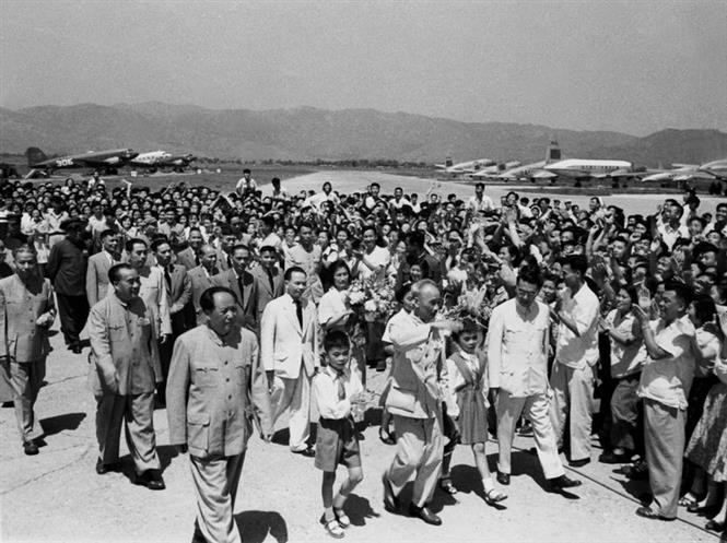 1955年6月，中国政府和人民热烈欢迎来华访问的胡志明主席与越南政府代表团。（图自越通社）