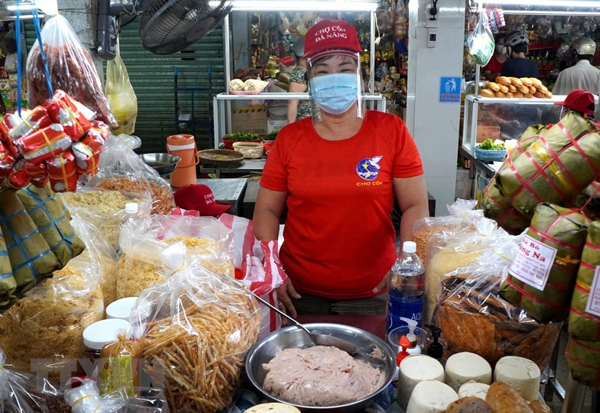岘港市小商贩的国旗衫上印“岘港，加油！”字。图自越通社
