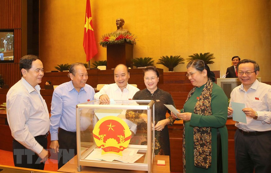 国会以95.65％的赞成率通过了选举国家选举委员会主席的决议。国会主席阮氏金银当选国家选举委员会主席。图自越通社