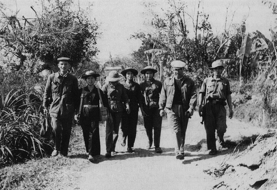 1973年，越南通讯社副总编辑杜凤（左一）同记者们赴广治省执行工作任务。图自越南通讯社图片资料库