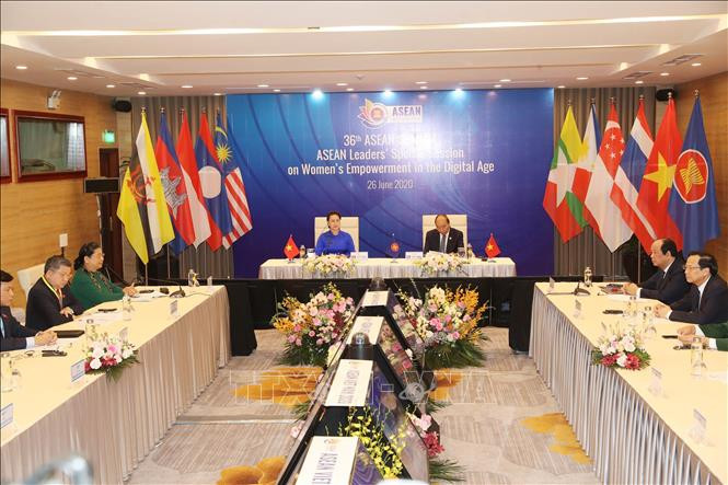 越南政府总理阮春福和国会主席阮氏金银共同出席会议。图自越通社