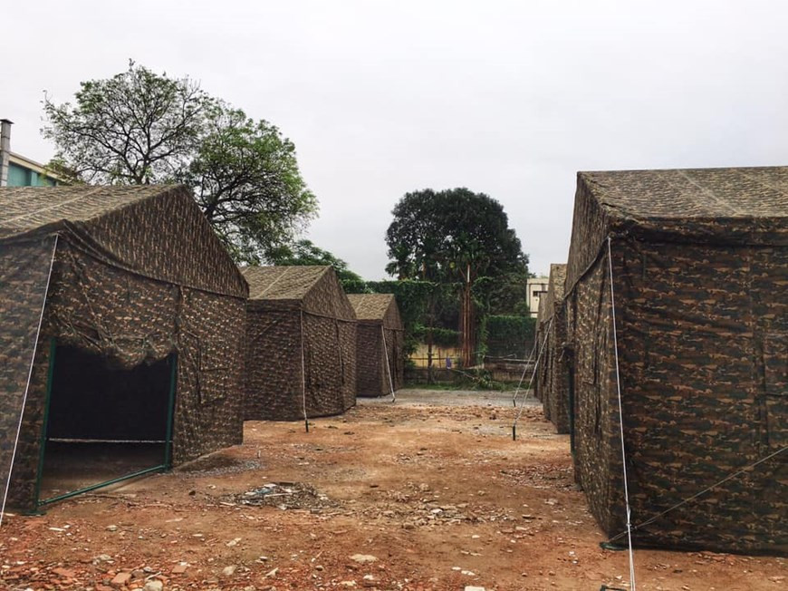 为了应对最恶劣的情况发生，河内市在白梅医院建设方舱医院。图自越通社