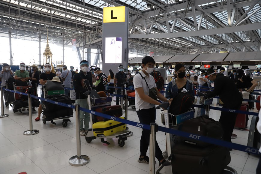 在抵达越南机场后，机上所有人员和乘客必须接受健康检查并按照规定接受集中隔离。图自越通社