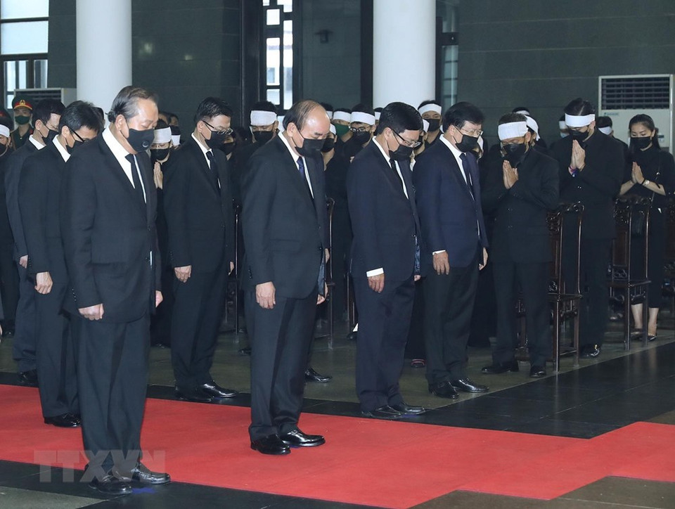 由越南政府总理阮春福率领的越共中央委员会、党和国家原领导代表团向曾为越南党和民族革命事业作出巨大贡献的领导者—原越共中央总书记黎可漂致哀。图自越通社