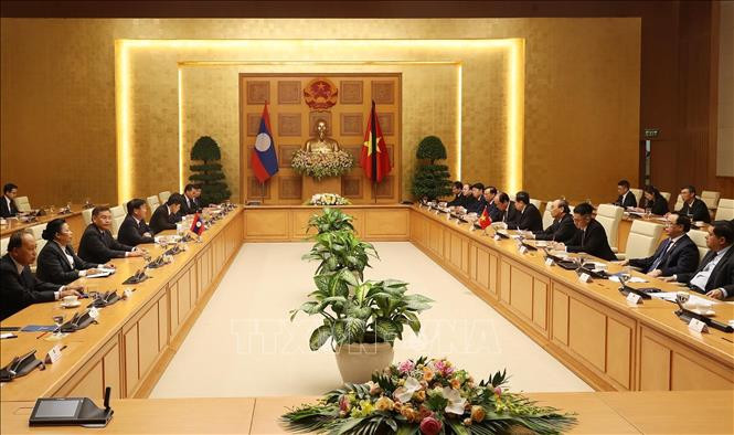 越南政府总理阮春福同老挝总理通论·西苏里举行会谈。图自越通社