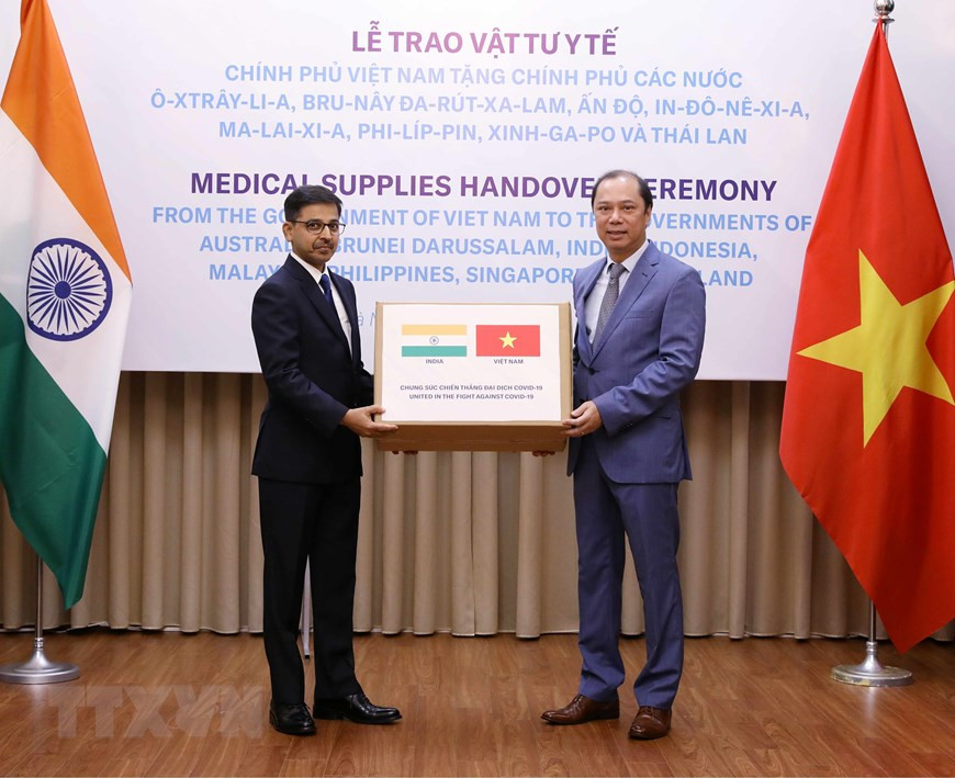 受政府总理的委托，越南外交部副部长阮国勇将越南政府和人民捐赠的防疫物资移交给印度政府和人民。图自越通社
