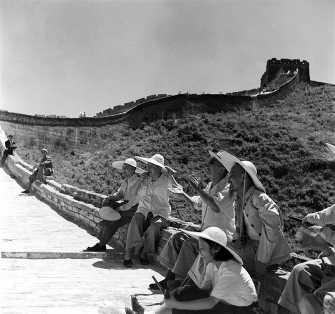 胡志明主席于1955年7月走访参观万里长城。（图自越通社）