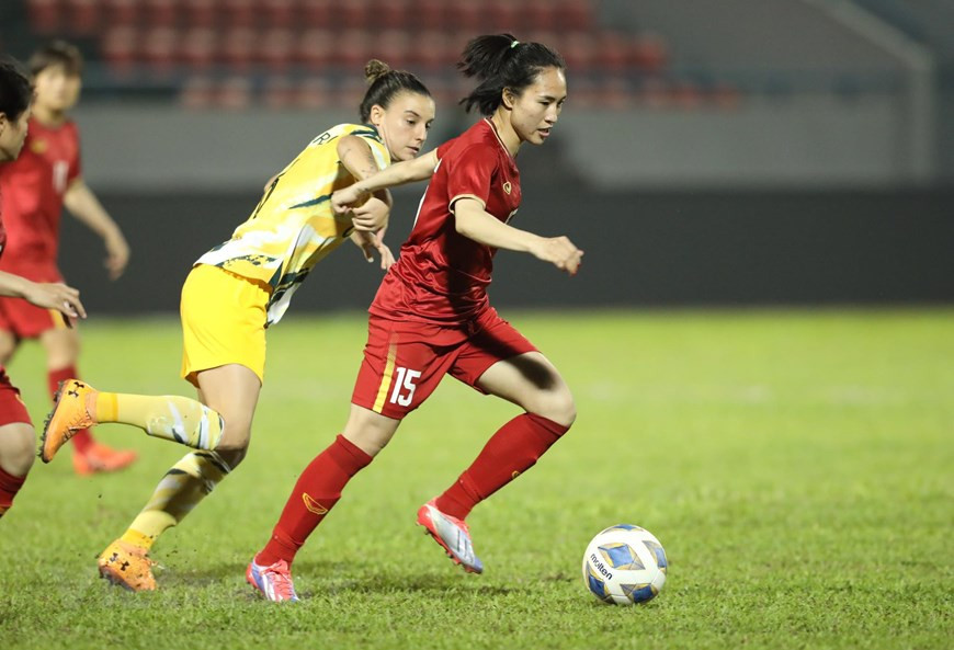 越南女球员们以顽强地意志力与对手争球。图自越通社