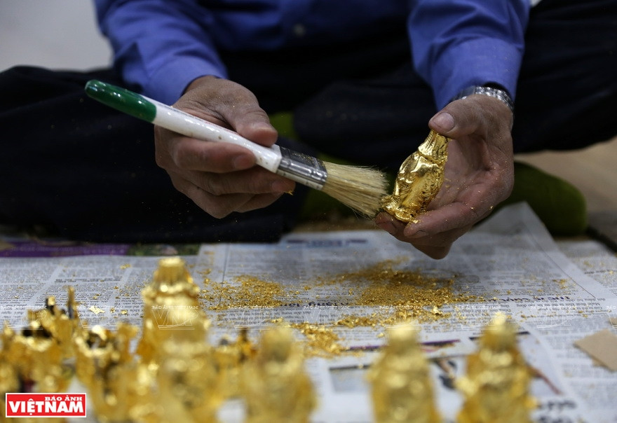 在产品上贴金。图自越通社