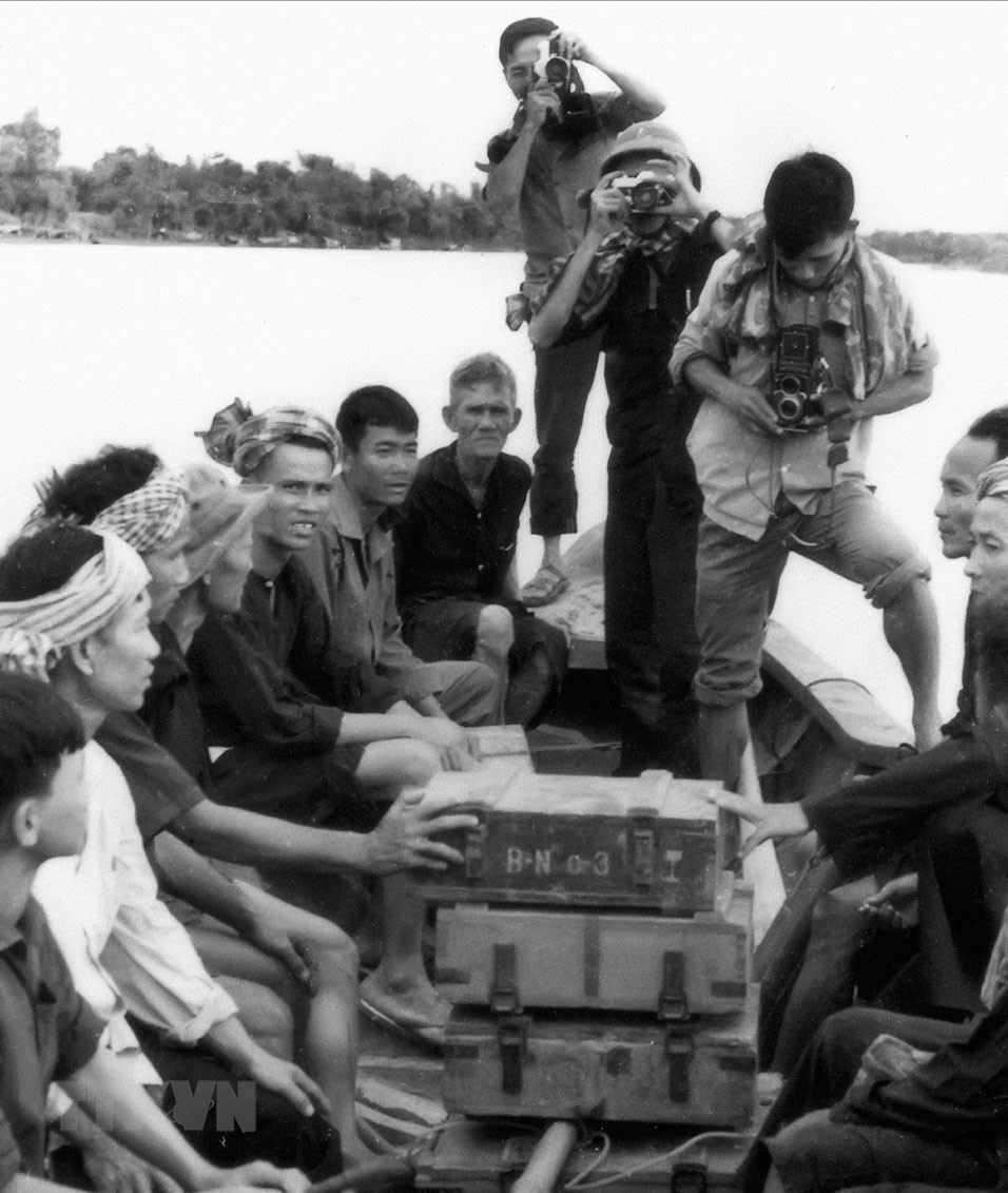 解放通讯社记者赴同塔梅执行新闻报道任务。图自解放通讯社图片资料库