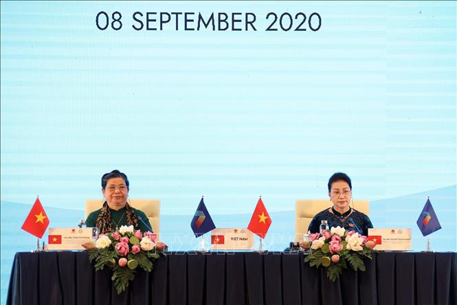 越南国会主席、AIPA 41主席阮氏金银与越南国会常务副主席、东盟议会联盟大会组委会主任丛氏放共同主持2020年东盟议会联盟大会（AIPA 41）第一场全体会议。图自越通社