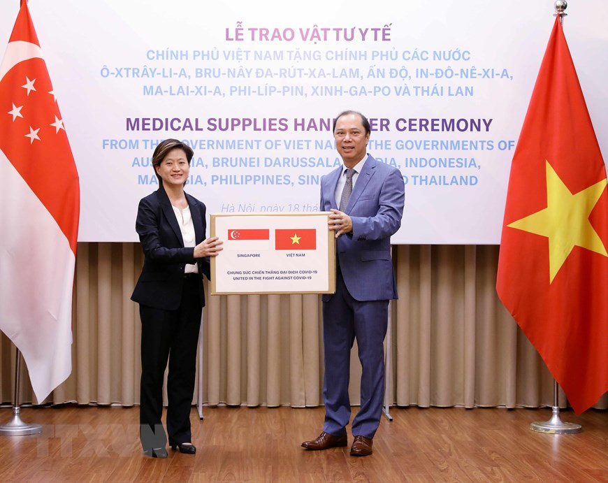受政府总理的委托，越南外交部副部长阮国勇将越南政府和人民捐赠的防疫物资移交给新加坡政府和人民。图自越通社