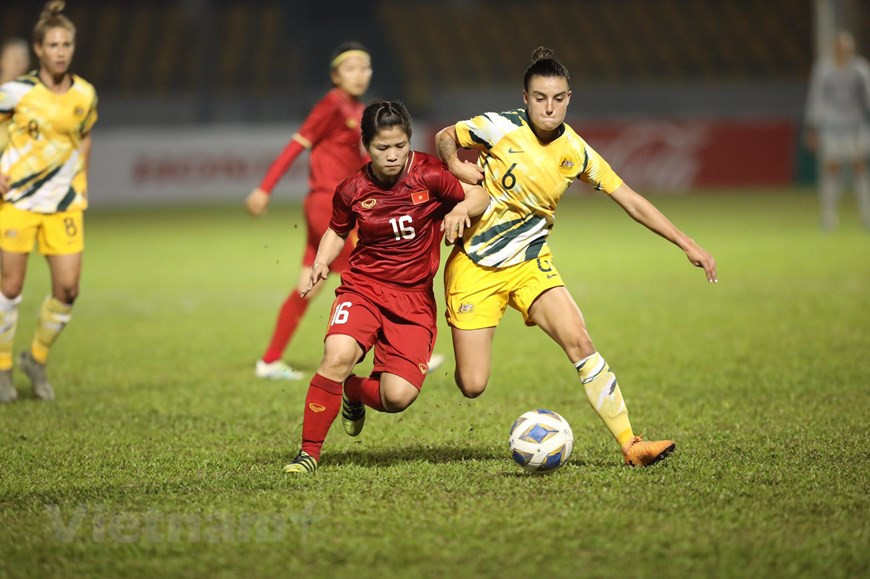 越南队在比赛中开展严密防守和快速反击的阵容，女球员们以顽强地意志力与对手争球。图自越通社