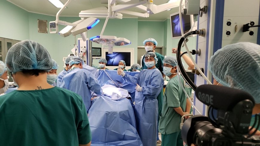 1年前，2019年6月7日，胡志明市一名产妇在雄王医院医生实施的剖腹产下顺利产下了竹儿和妙儿这一对腹部相连、四肢分开、生殖器分开、肛门相连的连体女婴。图片来源：胡志明市儿童医院