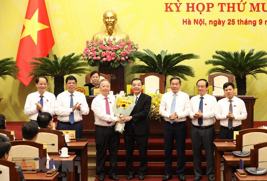 各位领导祝贺朱玉英同志。图自越通社