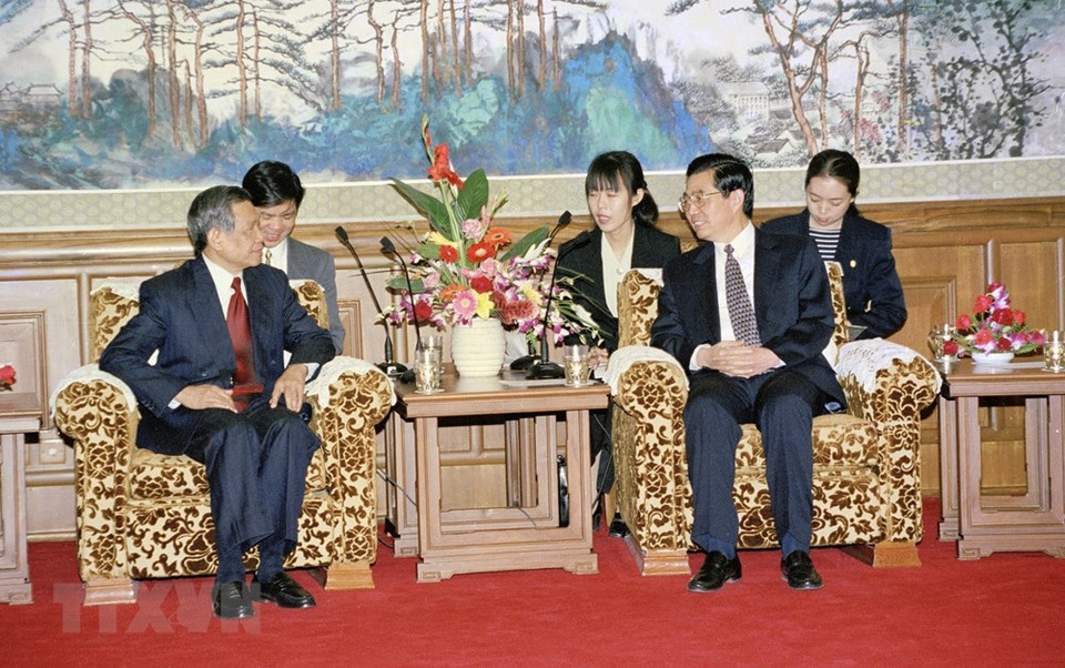 越共中央总书记黎可漂于1999年2月26日在对中国进行正式友好访问期间会见了中华人民共和国国家副主席胡锦涛。图自越通社