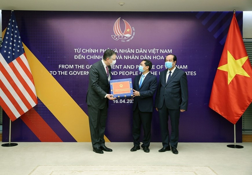 美国驻越南大使丹尼尔·克里滕布林克代表美国总统特朗普和人民对越南政府和人民的宝贵帮助深表感谢。图自越通社