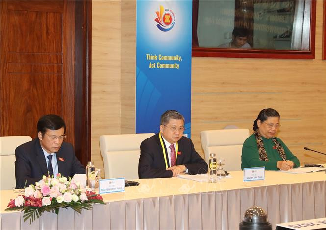 参加会议的越南代表团。图自越通社