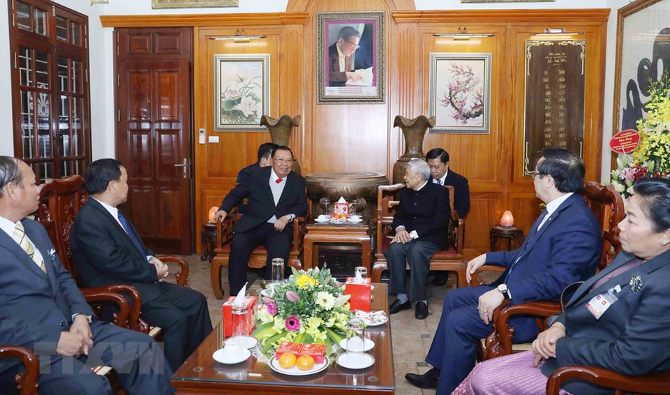 值此2017年12月19日对越南进行正式友好访问之际，老挝人民共产党总书记、国家主席Bounnhang Vorachith看望原越共中央总书记黎可漂。图自越通社