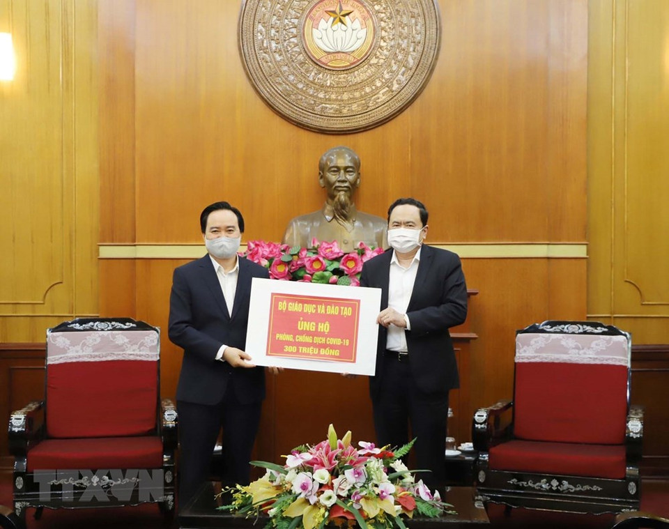 越共中央委员、越南祖国阵线中央委员会主席陈青敏接受了越南教育培训部的捐款。越通社记者芳花 摄