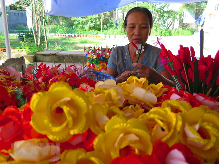 每逢春节来临之际， 青仙 村民都忙于制作纸花，大大弘扬了本地传统手工艺产品—纸花。图自越通社