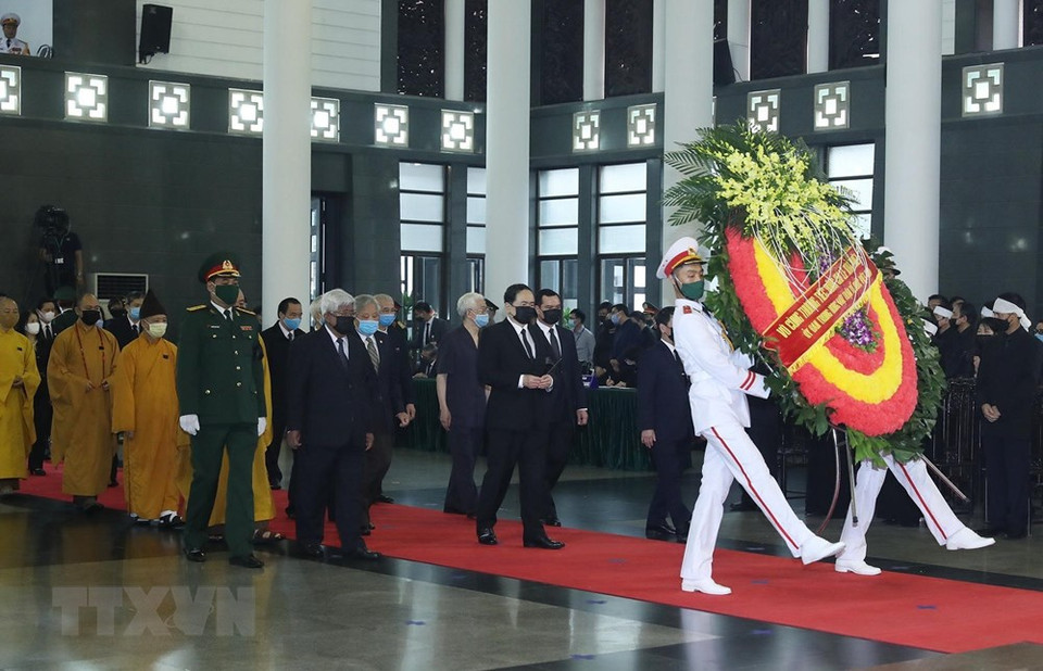 以越南祖国阵线中央委员会主席陈青敏为团长的越南祖国阵线中央委员会代表团参加吊唁仪式，对黎可漂同志表示深切哀悼。图自越通社