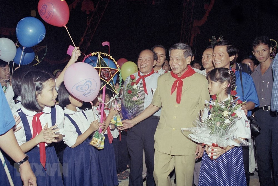2000年9月11日，黎可漂总书记同河内少年儿童共度中秋节。图自越通社
