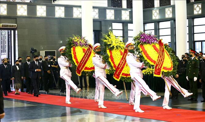 此前，老挝总理通论·西苏里率领老挝人民民主共和国代表团前来吊唁原越共中央总书记黎可漂。图自越通社