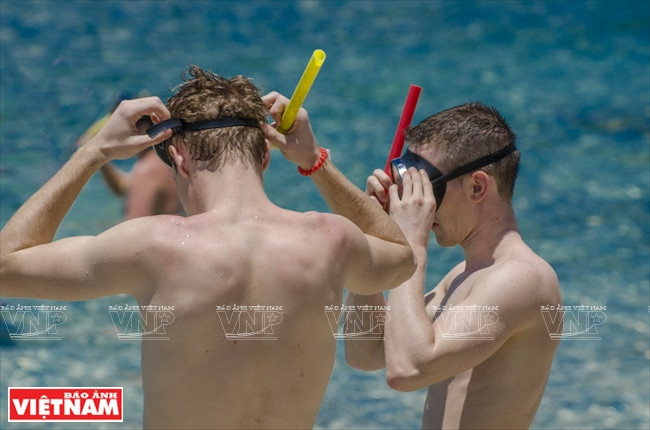 游客们在香岛旅游。（图片来源：越通社）