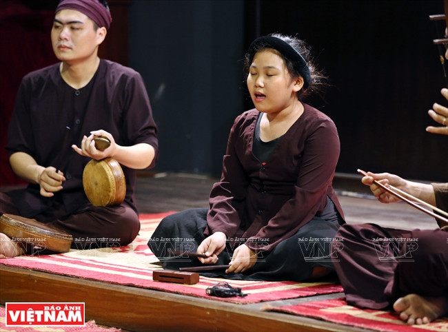 7岁开始学唱盲人曲的11岁艺术家何玲。图自：越通社