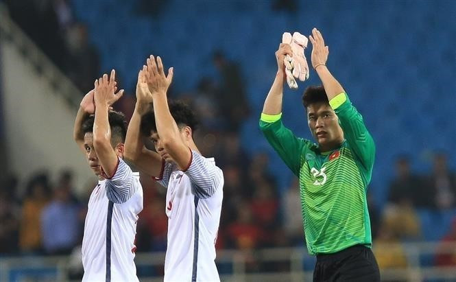 越南球员向球迷致意。图自越通社