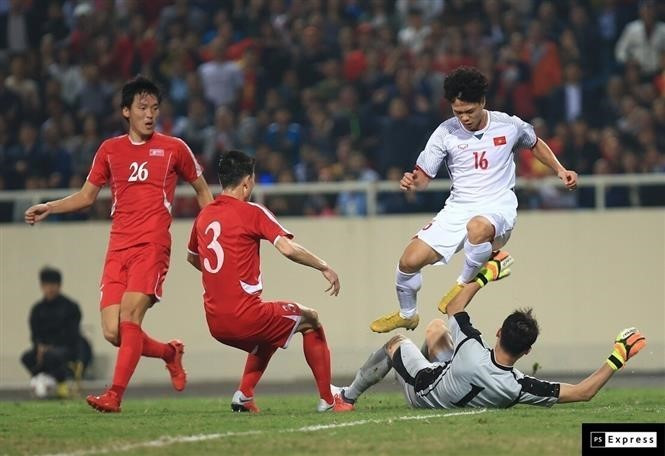 两队球员争球。图自越通社