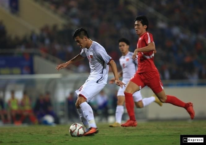 两队球员争球。图自越通社