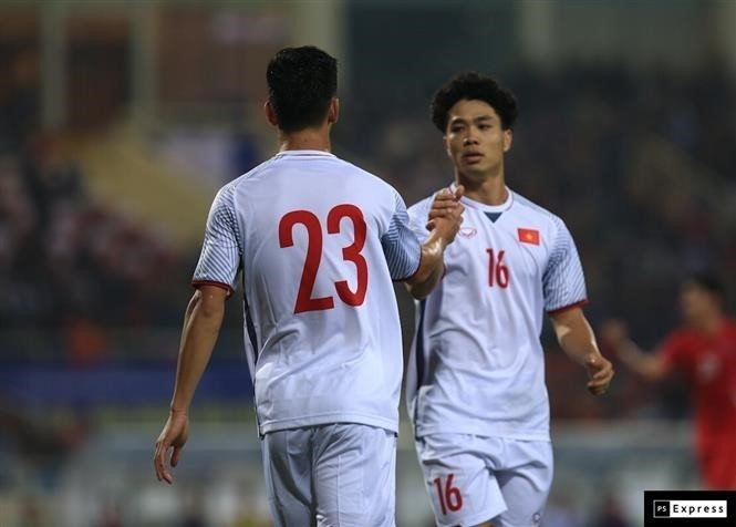 功凤和进玲共庆进球。图自越通社