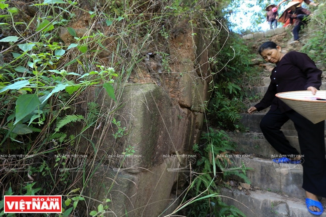 前往上大览神光寺石柱之路。（图片来源：越通社）
