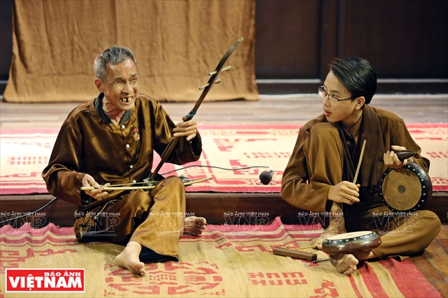 宁平省何氏球盲人曲俱乐部成员黎友旺艺人表演盲人曲。图自：越通社