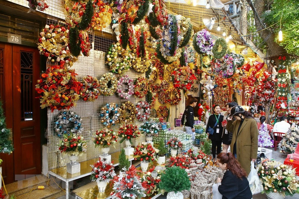 丰富多样的圣诞装饰品。越通社记者 明决 摄