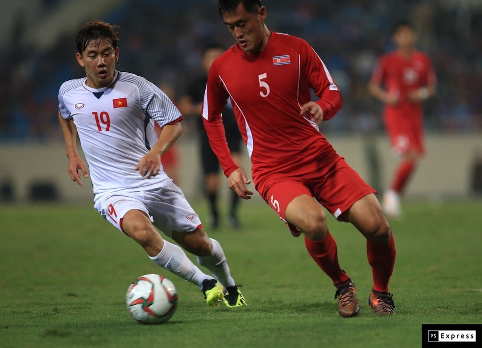 两队球员争球。图自越通社