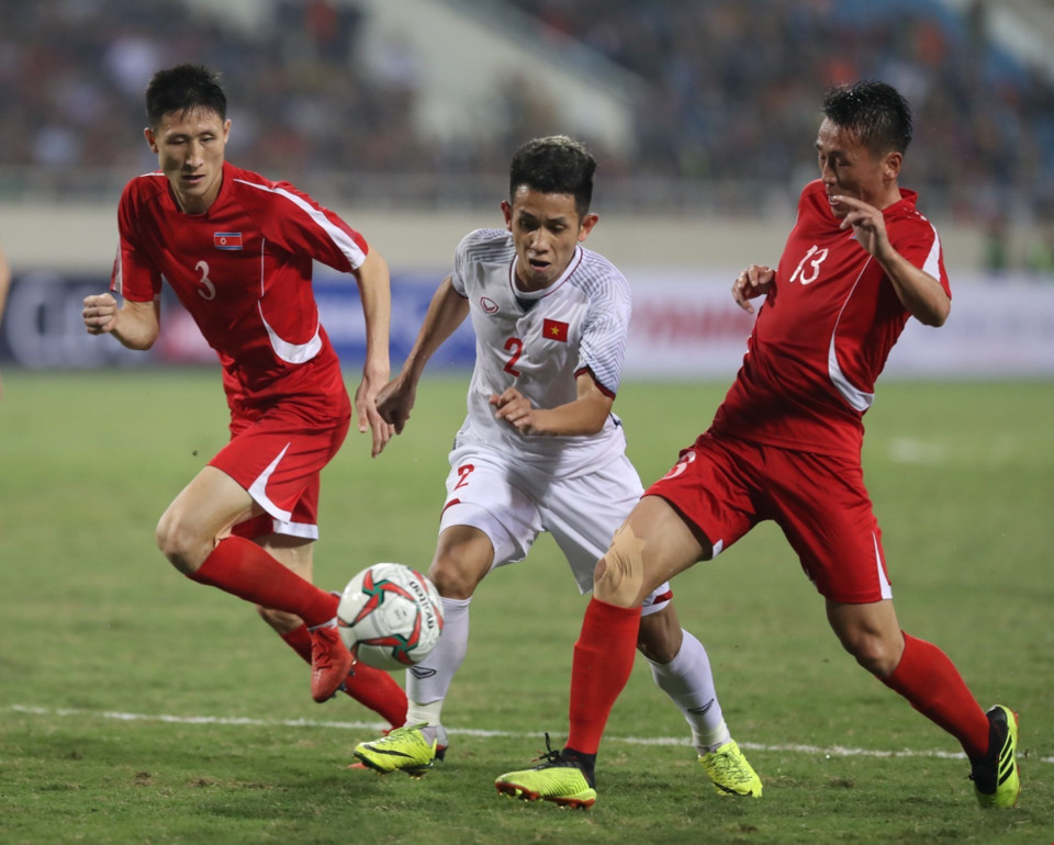 两队球员争球。图自越通社