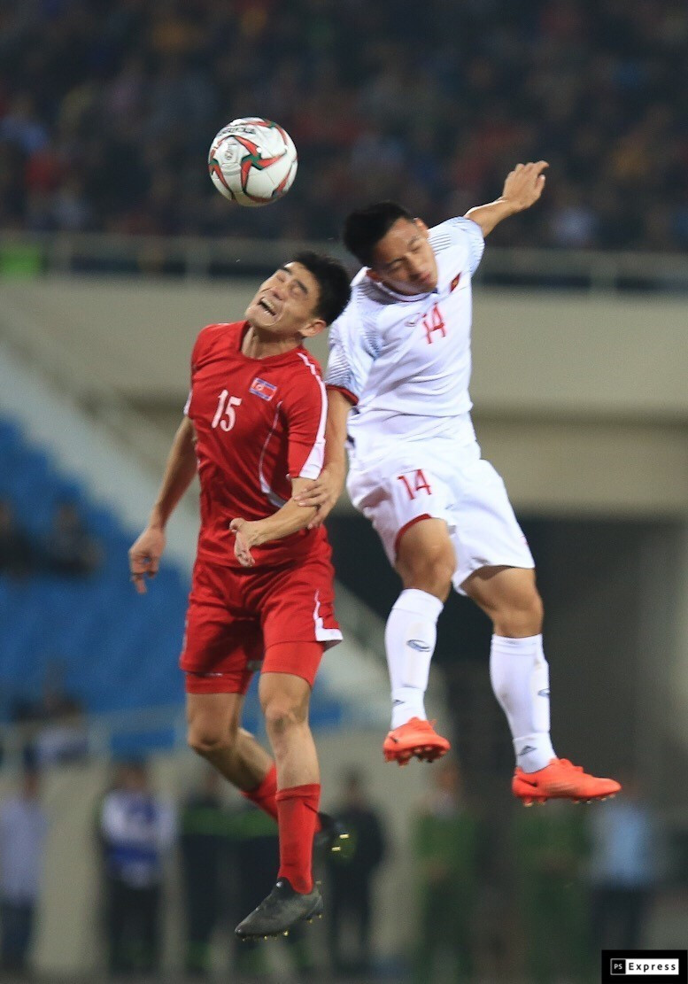 两队球员争球。图自越通社