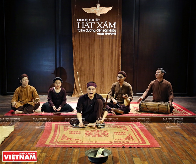 海防市年轻艺人吴文好演唱。图自：越通社