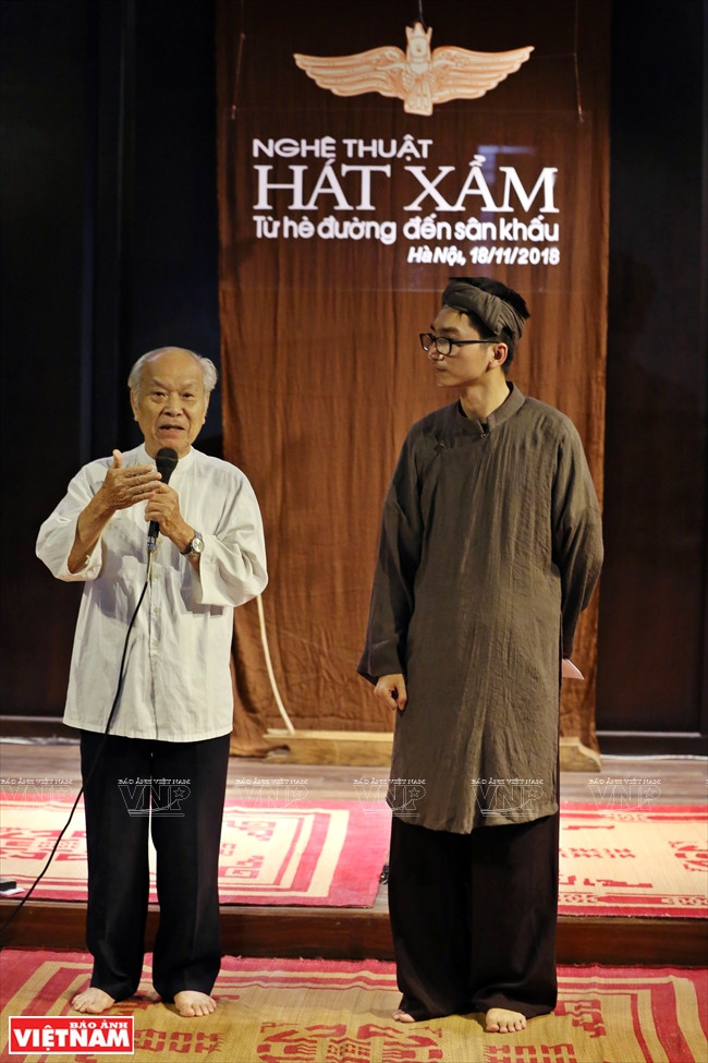 参会人士就越南盲人曲的历史交换意见。图自：越通社