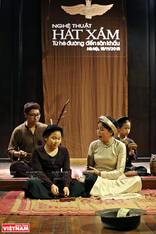 “盲人曲艺术：从街头走向舞台”是各代盲人曲艺人磋商和表演曲艺的机会。图自：越通社