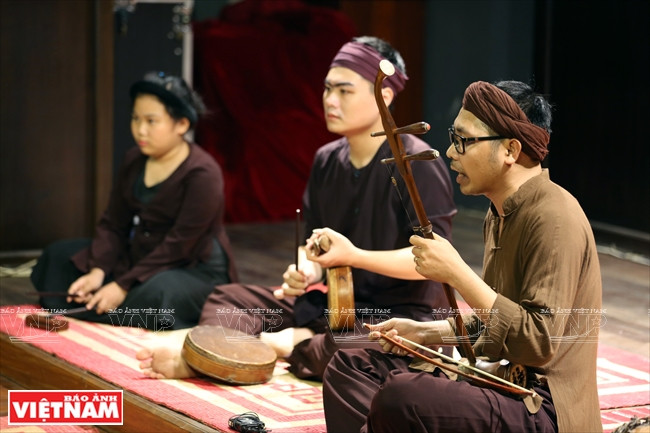 陶白玲艺人演唱。图自：越通社