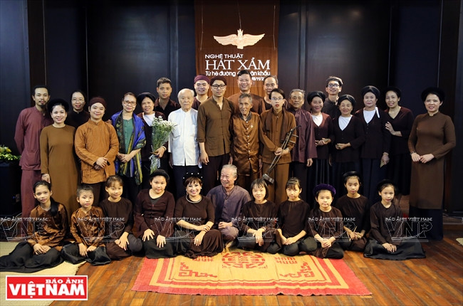 “盲人曲艺术：从街头走向舞台”活动被视为越南盲人曲界非正式的大集会。图自：越通社