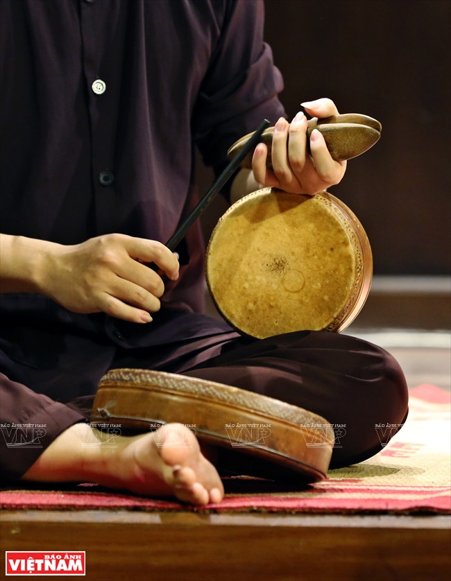 云板和扁鼓伴唱。图自：越通社