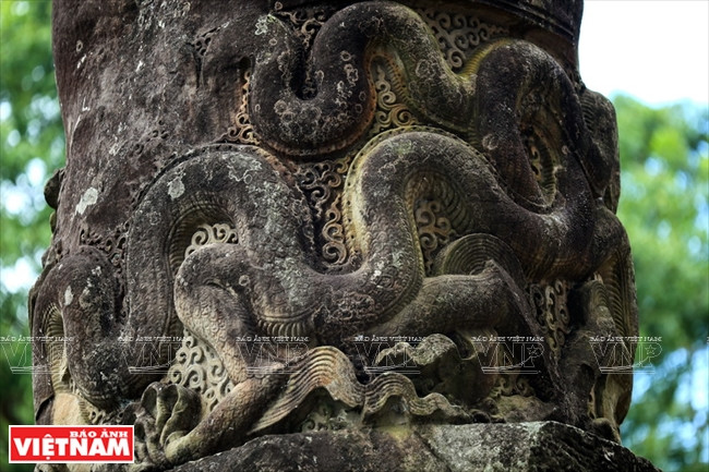 龙身很长,蜿蜒曲折,造型呈“S”形状抱着石柱。（图片来源：越通社）